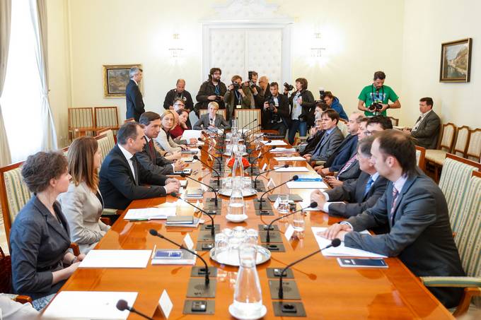Delovni posvet predsednika republike Boruta Pahorja z uglednimi pravnimi strokovnjaki o odprtih vpraanjih nadaljnjih postopkov po odstopu predsednice vlade