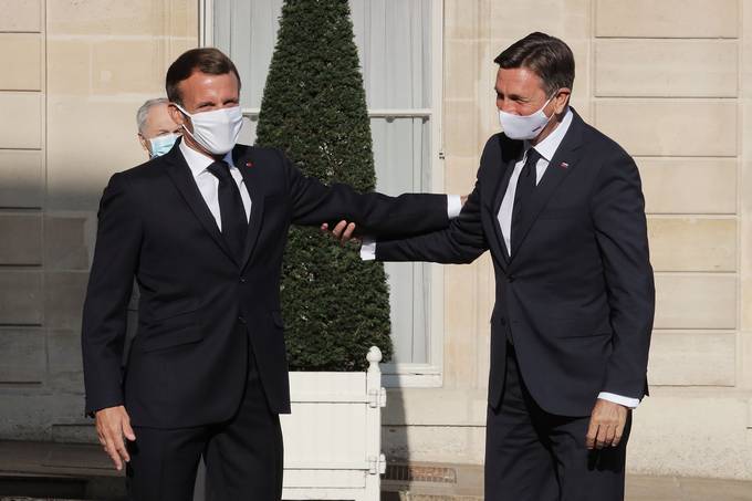 Predsednik republike Borut Pahor in francoski predsednik Emmanuel Macron danes v daljem in poglobljenem pogovoru za tesneje sodelovanje za enotno in mono Evropsko unijo