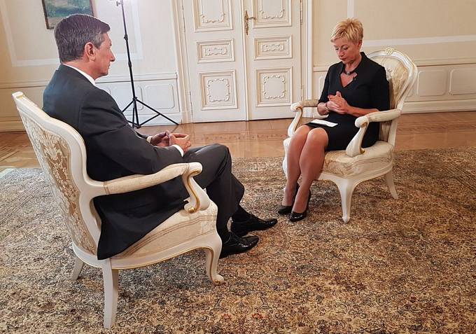 Pogovor predsednika Republike Slovenije Boruta Pahorja za TV Slovenija, oddajo Odmevi, o odprtju spomenika vsem rtvam vojn in z vojnami povezanih rtvam