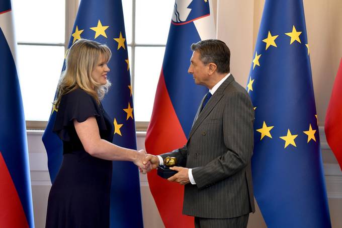Predsednik Pahor je vroil priznanja Jabolko navdiha drutvu Palica Pomagalica in dobrodelni kratki, Jaki Krebsu, Mihi Deelaku in drutvu Rdei noski