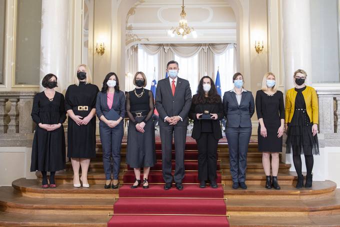Predsednik Pahor je vroil priznanje jabolko navdiha ustanoviteljicam spletnega foruma o cepivih Science Mamas' Vaccine Forum