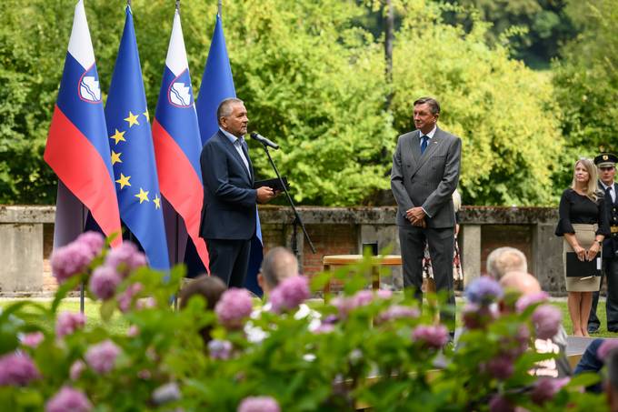 Predsednik republike je vroil repliko Jabolka navdiha zaposlenim na podroju dejavnosti komunalnega gospodarstva