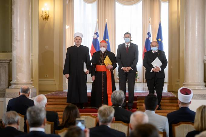 Predsednik Republike Slovenije Borut Pahor je danes na posebni slovesnosti v Predsedniki palai vroil dravna odlikovanja