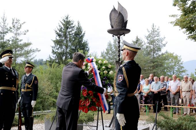 Predsednik republike na spominski slovesnosti ob 80. obletnici tragine usmrtitve 59 talcev na bistrikem klancu pri Naklem