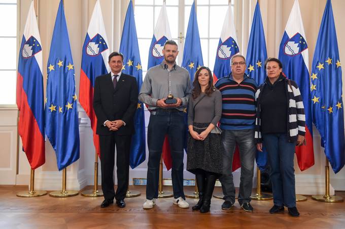 Predsednik republike Borut Pahor je ob prihajajoem dnevu slovenskega znakovnega jezika, ki ga obeleujemo 14. novembra, podelil Jabolko navdiha Mihi Zupanu, vrhunskemu portniku, dravnemu reprezentantu in enemu najboljih slovenskih koarkarjev.