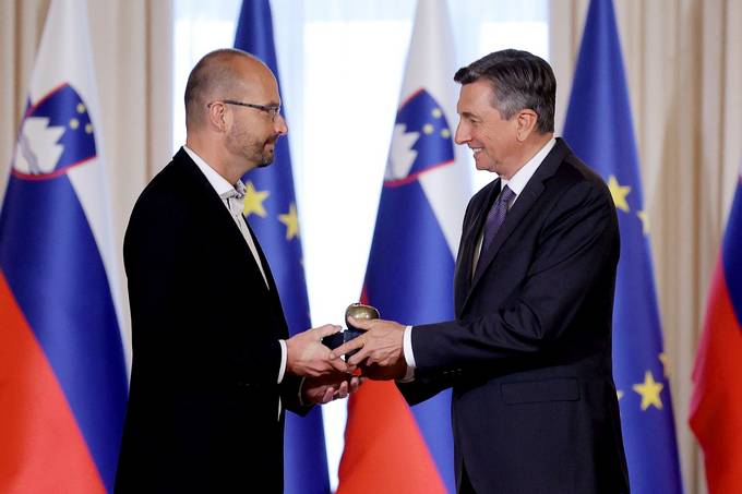Predsednik Pahor je na posebni slovesnosti ob dnevu slovenskega znakovnega jezika vroil priznanje jabolko navdiha Matjau Juhartu