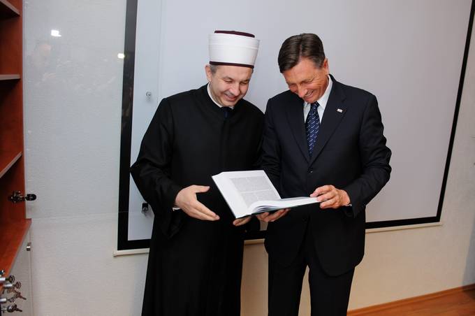 Predsednik Republike Slovenije Borut Pahor se je odzval povabilu muftija dr. Ned�ada Grabusa in obiskal Me�ihat Islamske skupnosti v Republiki Sloveniji.