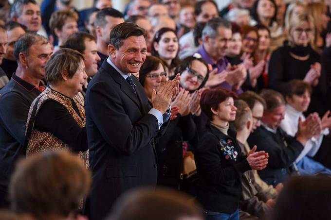 Predsednik Republike Slovenije Borut Pahor je danes v Predsedniki palai sprejel uporabnike Varstveno delovnega centra (VDC) elva Ljubljana in Nova Gorica