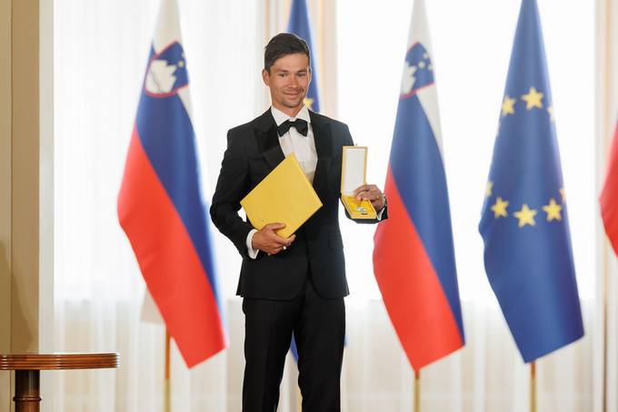 Predsednik Republike Slovenije je danes na posebni slovesnosti v Predsedniki palai vroil dravno odlikovanje, ki ga je prejel Primo Rogli