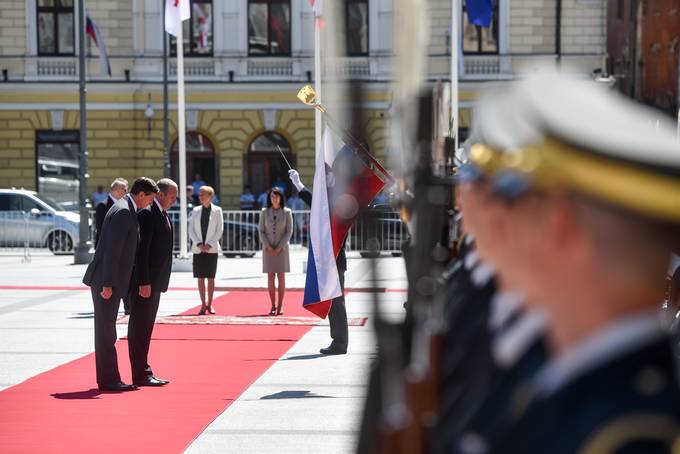 Predsednik Slovenije Pahor z gospo Pear in predsednik Gruzije Margvelavili s soprogo Chichuo na uradnem sprejemu z vojakimi astmi