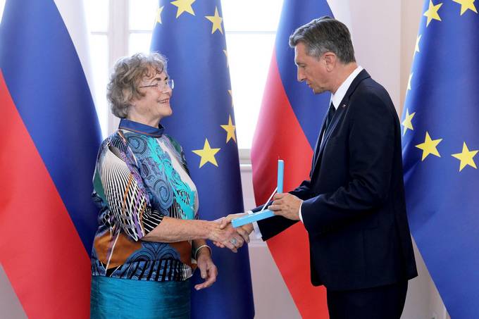 Predsednik republike Borut Pahor je na posebni slovesnosti vroil dravno odlikovanje red za zasluge dr. Ani Krajnc