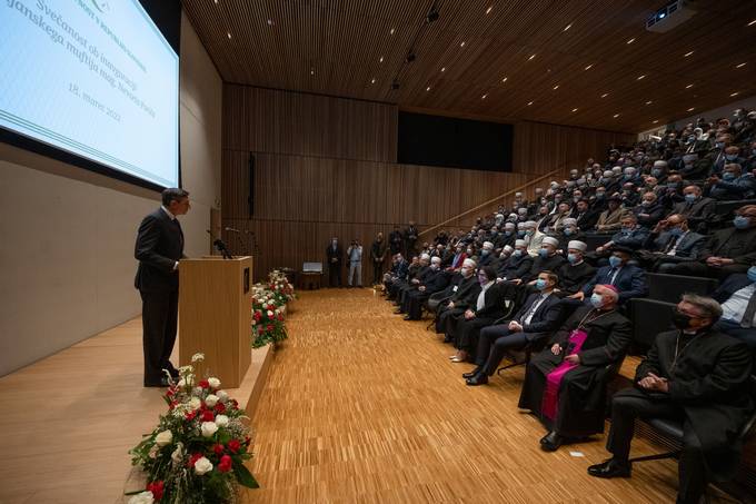 Predsednik Pahor ob inavguraciji ljubljanskega muftija: "Izkoriam dananjo udovito prilonost za vnovien poziv vsem nam, da ohranjamo vero v dialog in medsebojno spotovanje, tako med ljudmi kot med narodi in dravami."