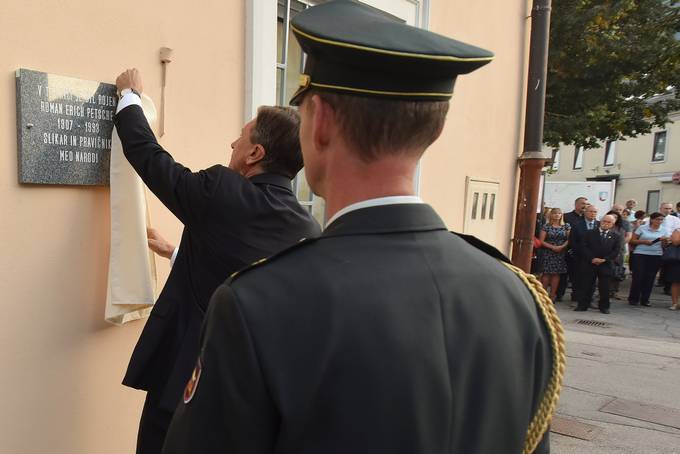 Predsednik Pahor se je udeleil otvoritve "Dnevov koevarske kulture" in ob tej prilonosti odkril spominsko ploo Romanu Erichu Petschetu