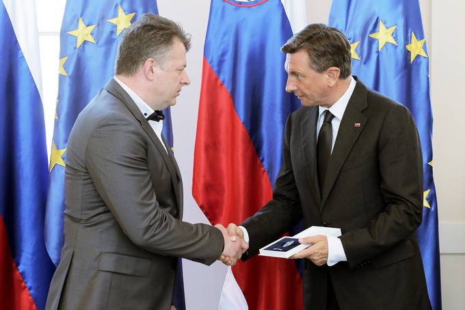 Predsednik Republike Slovenije Borut Pahor je na slovesnosti ob dnevu dravnosti v Predsedniki palai vroil dravno odlikovanje astni znak svobode Republike Slovenije Branetu Bratui