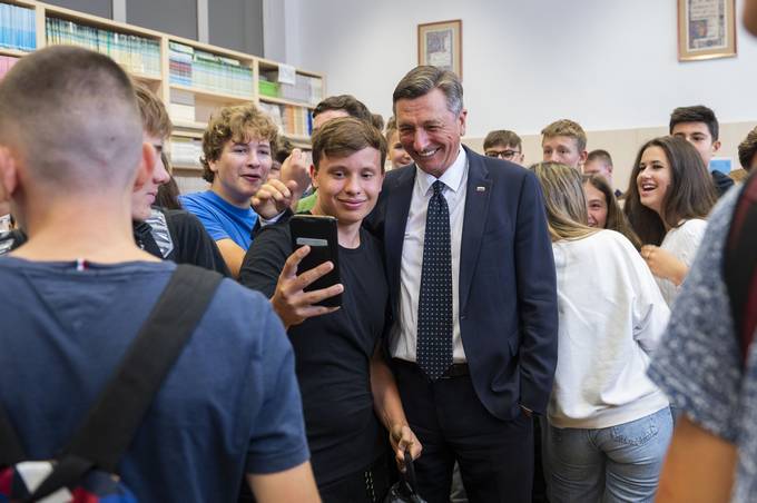 Predsednik Pahor na prvi olski dan obiskal dijakinje in dijake na Gimnaziji Antona Akerca v Ljubljani