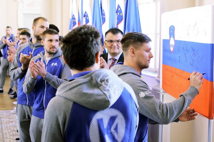 Predsednik Pahor slovenski moki lanski rokometni reprezentanci vroil odlikovanje red za zasluge