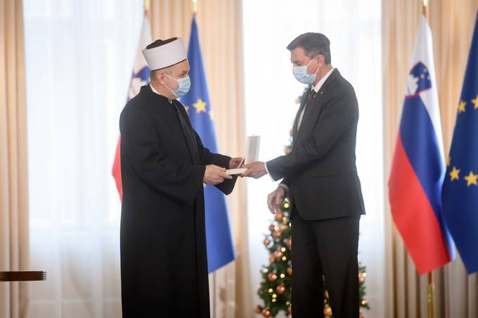 Predsednik republike je muftiju dr. Nedadu Grabusu vroil dravno odlikovanje srebrni red za zasluge za za uspeno, povezovalno in k strpnosti usmerjeno vodenje Islamske skupnosti v Republiki Sloveniji