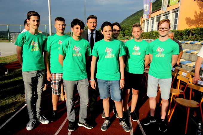 Predsednik republike z ekipo RoboBOS, ki so osvojili pokal na odprtem prvenstvu FIRST LEGO League Razorback Invitation, na odprtem prvenstvu Univerze v Arkansasu
