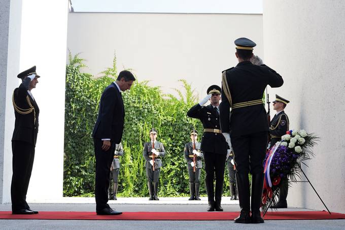 Predsednik Pahor ob dnevu dravnosti poloil venec k Spomeniku vsem rtvam vojn in z vojnami povezanim rtvam