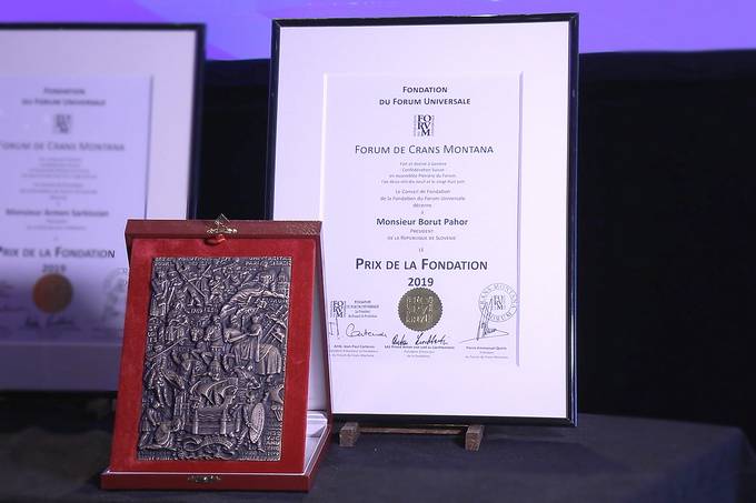 Predsednik Pahor v enevi prejel priznanje foruma Crans Montana "Prix de la Fondation"