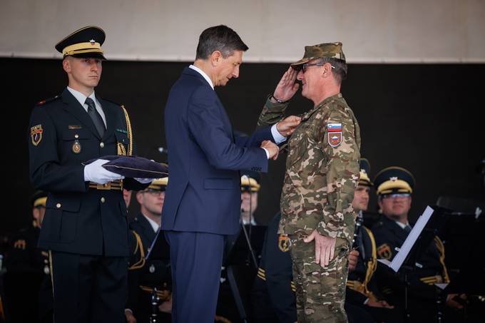 Predsednik Republike Slovenije in vrhovni poveljnik obrambnih sil Borut Pahor je slovesno povial namestnika naelnika Generaltaba Slovenske vojske brigadirja Romana Urbana v in generalmajorja Slovenske vojske.