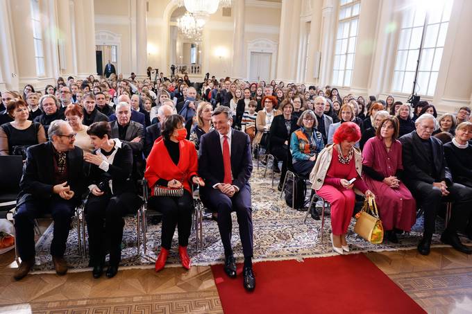 Predsednik Republike Slovenije Borut Pahor je danes dopoldan na posebni slovesnosti v Predsedniki palai vroil priznanja jabolko navdiha tirim izjemnim posameznicam, predanim slovenski besedi, knjigi in skupnosti