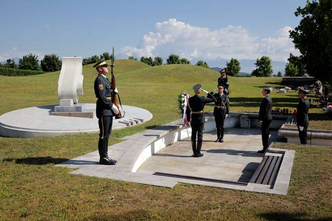 Predsednik Republike Slovenije Borut Pahor je na dan dravnosti poloil venec na Pomnik padlim v vojni za Slovenijo '91