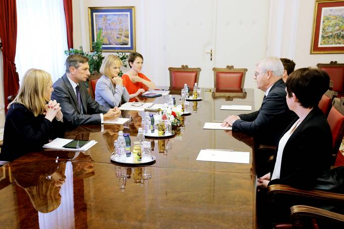 Predsednik Komisije za prepreevanje korupcije je predsedniku republike predal redno Letno poroilo o delu Komisije za prepreevanje korupcije za leto 2016