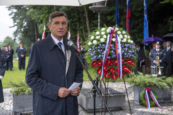 Predsednik republike se je udeleil spominske sveanosti ob otvoritvi spomenika 59 padlim talcem na Bistrikem klancu
