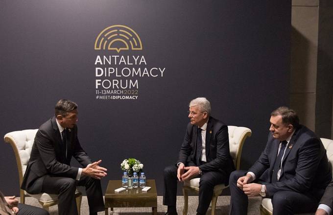 Predsednik Pahor s lanoma predsedstva BiH Daferoviem in Dodikom o razmerah v BiH in vplivu vojne v Ukrajini na razmere v regiji