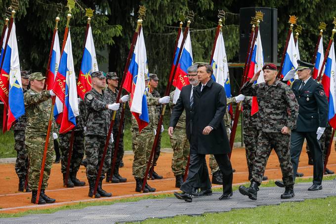 Predsednik Republike Slovenije in vrhovni poveljnik obrambnih sil Borut Pahor se je danes v vojanici Petra Petria v Kranju udeleil osrednje slovesnosti ob dnevu Slovenske vojske
