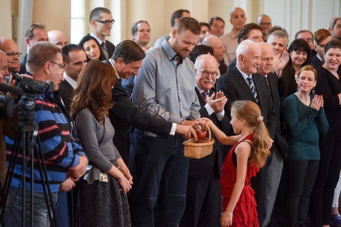 Predsednik republike Borut Pahor je ob prihajajoem dnevu slovenskega znakovnega jezika, ki ga obeleujemo 14. novembra, podelil Jabolko navdiha Mihi Zupanu, vrhunskemu portniku, dravnemu reprezentantu in enemu najboljih slovenskih koarkarjev.