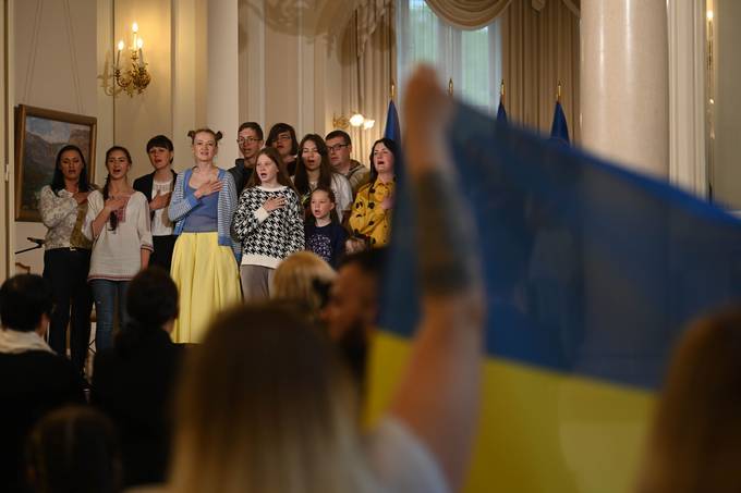 Predsednik Republike Slovenije Borut Pahor je danes na posebni prireditvi v Veliki dvorani Predsednike palae sprejel begunce iz Ukrajine, ki so zatoie pred vojno nali v Sloveniji