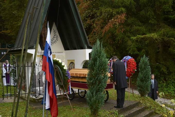 Predsednik Republike Slovenije Borut Pahor se je danesudeleil pietetne slovesnosti pred prietkom prenosa posmrtnih ostankov iz kostnice Hude Jame v Spominski park Dobrava pri Mariboru.