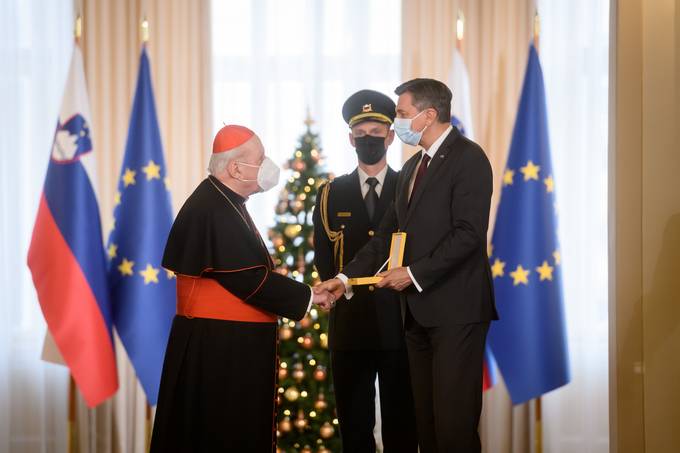 Predsednik republike je kardinalu dr. Francu Rodetu vroil dravno odlikovanje zlati red za zasluge za ivljenjsko delo in zasluge za osamosvojitev Republike Slovenije in njeno uveljavitev v svetu ter za spodbujanje kulture medverskega dialoga