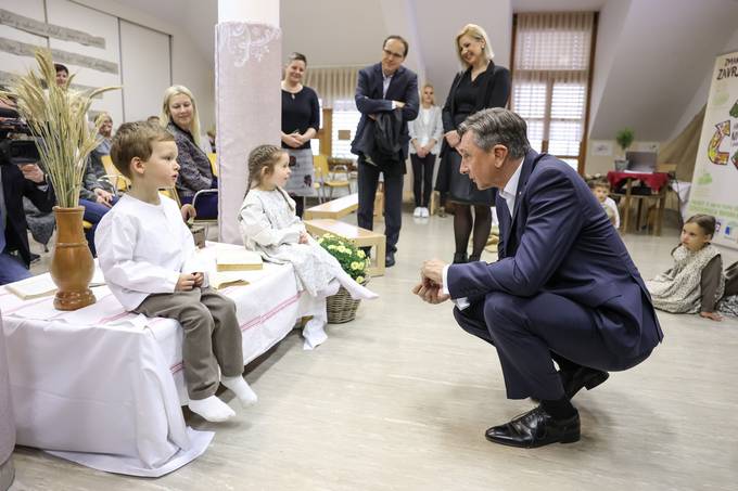 Predsednik Pahor v Kamniku z malki iz vrtca Antona Medveda o odgovornem ravnanju s hrano