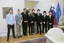 15. 10. 2015, Ljubljana – Predsednik republike Borut Pahor je sprejel japonske tudente doktorskega tudija informatike in slovenske inovatorje na podroju virtualne resninosti. (Daniel Novakovi / STA)