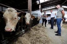 28. 8. 2020, Stare – Na povabilo Zveze slovenske podeelske mladine se je predsednik Pahor udeleil Dnevov odprtih vrat slovenskih kmetij in obiskal druinsko kmetijo Selinek (Daniel Novakovi/STA)