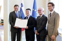 2. 7. 2019, Ljubljana – Predsednik republike je vroil listino o astnem pokroviteljstvu nad 27. svetovnim kongresom TAFISA (port za vse) in spremljajoimi dogodki (Daniel Novakovi/STA)