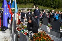 27. 9. 2015, Bohinj – Predsednik Republike Slovenije Borut Pahor se je v Srednji vasi v Bohinju udeleil mae za policiste ter se sreal s svojci preminulih policistov (Neboja Teji/STA)