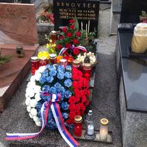 22. 2. 2015, Zagorje ob Savi – Vodja kabineta predsednika republike poloila venec na grob nekdanjega predsednika republike Drnovka (UPRS)