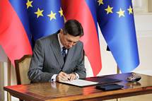 13. 2. 2019, Ljubljana – Predsednik republike je podpisal odlok o razpisu volitev poslancev iz Republike Slovenije v Evropski parlament (Daniel Novakovi/STA)