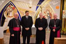3. 2. 2016, Ljubljana – Predsednik Pahor sprejel dravnega tajnika Svetega sedea kardinala Pietra Parolina, s katerim sta nagovorila zbrane na slovesnosti ob uradnem odprtju novih prostorov Apostolske nunciature v Ljubljani (STA)