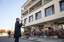 7. 4. 2020, Maribor – Ob svetovnem dnevu zdravja je predsednik Republike Slovenije Borut Pahor obiskal Dom starejih obanov Tezno v Mariboru in skladie Karitas in Rdei kri (Neboja Teji / STA)