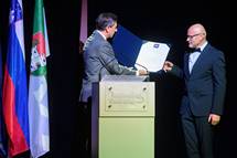 7. 6. 2019, Ljubljana – Predsednik republike na sveani prireditvi ob 90. obletnici Mladinskemu domu Mali Believe podelil Zahvalo predsednika republike (Neboja Teji/STA)