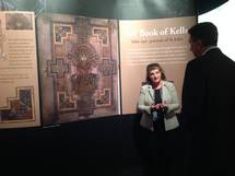 30. 9. 2014, Dublin, Irska – Predsednik Pahor si je ob robu delovnega obiska na Irskem ogledal razstavo enega najlepih in najbolje ohranjenih zgodovinskih rokopisov "Book of Kells" (UPRS)