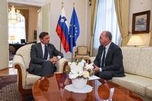 12. 8. 2015, Ljubljana – Predsednik republike je na povabil na delovni pogovor predsednika Odbora za zunanjo politiko DZ Joefa Horvata (Neboja Teji / STA)