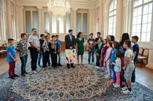 19. 6. 2015, Ljubljana – Predsednik republike je danes sprejel otroke iz ruralnega podroja Srebrenice in Bratunca iz Bosne in Hercegovine. Otroci se udeleujejo humanitarno-razvojnega projekta "Podari nasmeh", ki ga vodi Zavod Krog. (Neboja Teji/STA)