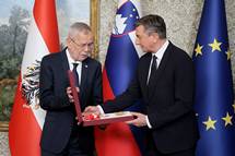 8. 12. 2022, Strmol – Predsednik Pahor gosti predsednika Van der Bellna na neformalni prijateljski veerji na gradu Strmol. (Daniel Novakovi/STA)