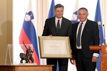 26. 8. 2022, Ljubljana – Predsednik Pahor prejel veliko nagrado Joeta Plenika 2022, ki mu jo je podelila Uprava Prakega gradu (Tamino Petelinek/STA)